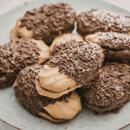 Biscoitos Amanteigados Banhados no Chocolate - Mavalério