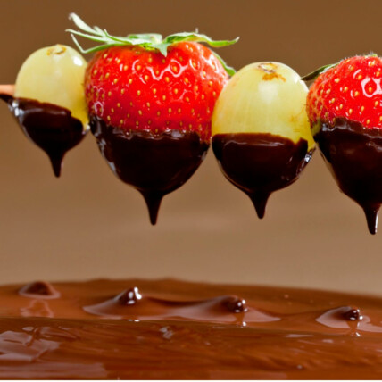 Frutas Banhadas com Brigadeiro no Palito